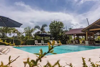 Image de Tropical Getaway: Bungalow with Jacuzzi and Pool