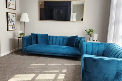 Image de Entire House & Basement for 14 pax w/ Ac & parking / 8 min to Yyc airport