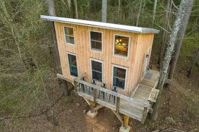 Image de Peaceful Pines Treehouse