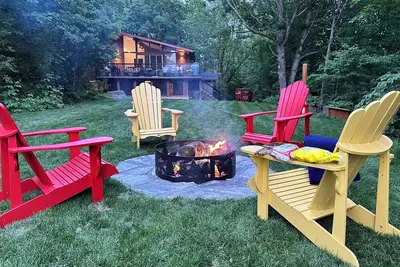 Image de Renovated water front cottage w/firepit, multi level decks & screened in porch.