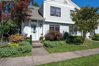 Cozy 2-bedroom townhome in Southampton 1 1/2 miles from village. \nMany amenities.