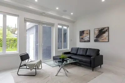 Image de Maison neuve pratique et luxueuse près de l'aéroport (réservations à long terme)