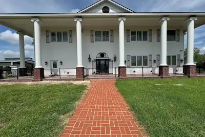 Image de Basque in this 6 bedroom, 5. 5 spacious home. Perfect space for entertaining!