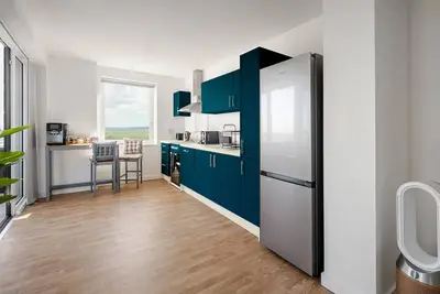 Image de 2-Bed w/ City Views | Near Landmarks, Shops & Tube