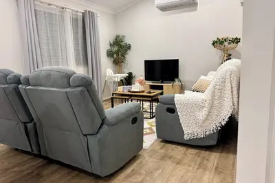 Image de Charming 2-bedroom spacious family cottage with Ac, Wi-Fi in soothing Thornlie