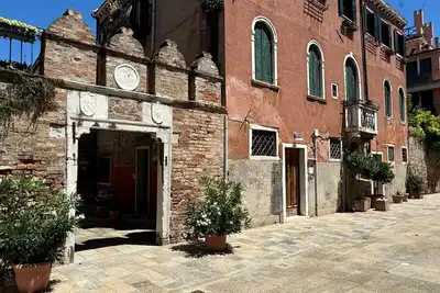 Image de Rosso Tiziano (with Common Courtyard)