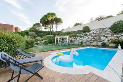 Image de Magnífica Villa con Piscina con Vistas al mar y a Barcelona con 5 Dormitorios