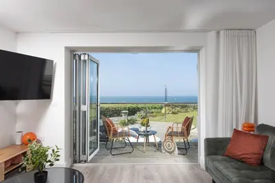 Image de Sea Breeze -  a sea view apartment just moments from Lusty Glaze Beach