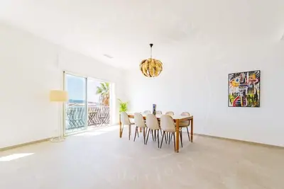 Image de Élégance Côtière-Duplex avec vue mer