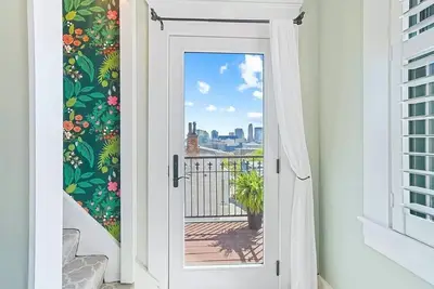 Lux 3br Townhome | City Views | Free Parking