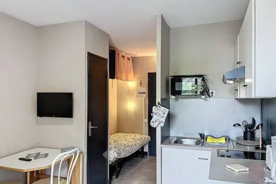 Studio lumineux proche centre-ville et thermes, balcon, parking, animaux acceptés