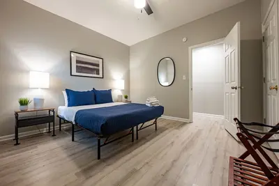 Image de Stylish 2br | Near Downtown | Parking | Balcony