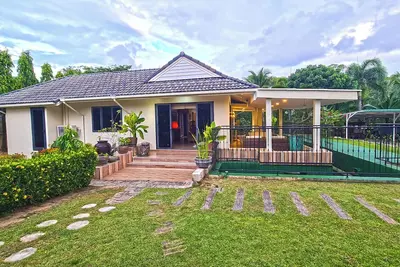 Image de Escape to this beautiful, modern 2-bedroom villa in Thailand.