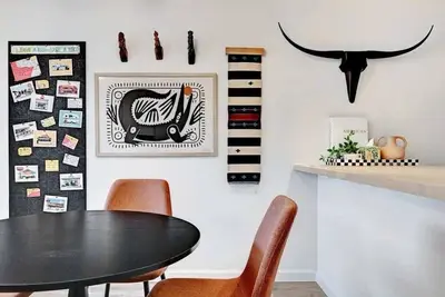 Image de Unit A Willowrun · Artist Retreat by SoCo w/ Prkg | Sleeps 4