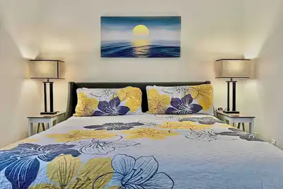 Image de 40-4 Cozy, quiet secluded close to strip & Marina