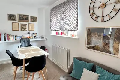 Image de 2 bed with a Huge balcony with your own mini garden and swing chair & more
