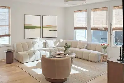 Image de Brand New Luxury Townhome 2 Miles from The Square!