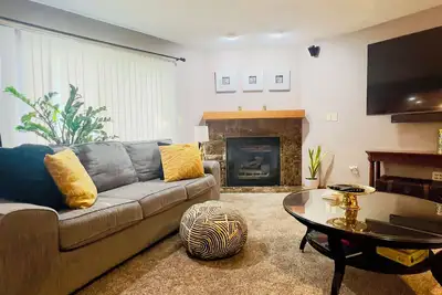 Image de Rnc! Delightful 3-bedroom house in Milwaukee with garage and a beautiful yard.