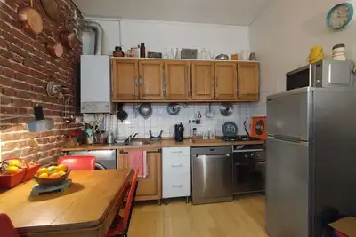 Image de Appartement ultra calme, entièrement sur cour végétalisée au pied de Montmartre.