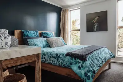 Image de Two Four Cron ~Village Luxury ~Mountain Views ~Full Kitchen ~ Qled Tv ~ Netflix