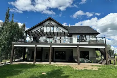 Image de Large lakefront retreat with private dock.