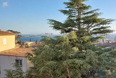 Image de T2 vue mer, plage, gare et ville à pied, parking privé, balcons, climatisation.