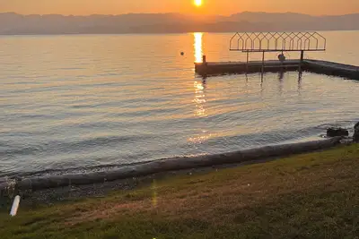 Image de New Listing Luxury Lakefront Living- Gorgeous Views Steps from Downtown Lakeside