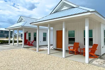 Image de \"Sea Turtle Cottage\" is a pet friendly, 2 bed, 1 1\/2 bath unit accepting 5 guests. Pool Coming 2025!