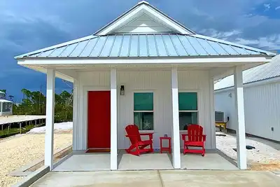 Image de \"Heron Cottage\" is a pet friendly, 1 bed, 1 1\/2 bath unit accommodating 4 guests. Community Pool.