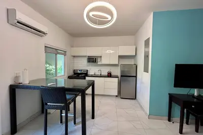 Image de Cozy studio with Ac and WiFi in soothing Venetian Road Settlement