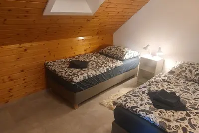 Image de Deluxe-dachgeschosswohnung mit Klimaanlage in den Zwei Schlafzimmern