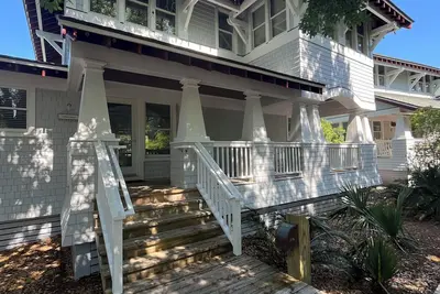 Image de Unwind at Wind Rose 3-bedroom cottage on beautiful Bhi with pool, fitness, bbq!