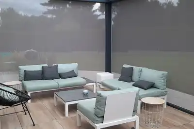 Image de Maison avec piscine à 5 min du circuit, toutes équipées, proche commodités.