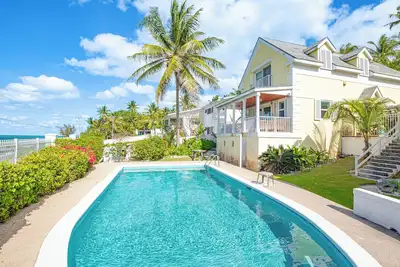 Cozy Beach Style House, 3br, Pool, Walk to Beach