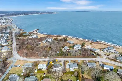 Image de 2 Bedrooms, 3beds 1. 5 Bath! Ocean Road! Sleeps 6 1 mile to beach, dining &shops