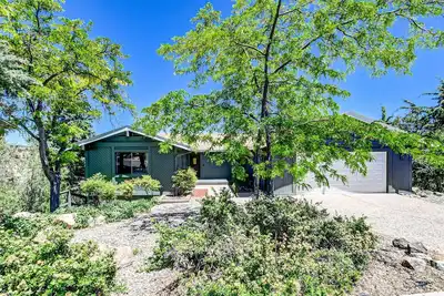 Image de Lookout Lodge: Views, Spacious, Updated, <10 mins to Dt, Game Room, Ev charger