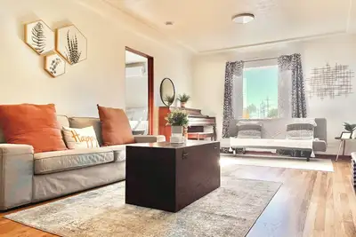 Image de Charming downtown home by bike trail + river + coffee!