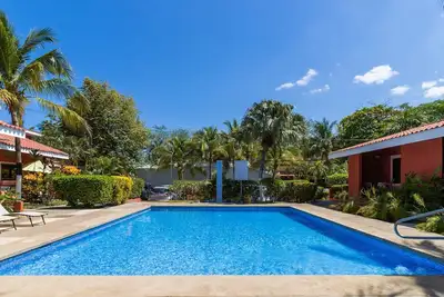 Las Palmas Oasis: One Bedroom w/ Loft, New Kitchen!
