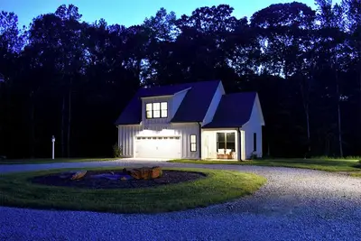 Image de Carriage house retreat - a cozy place to unwind and breathe the country air!