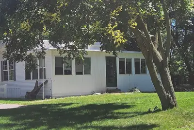 Image de River with boat launch and lake. Kayaks and paddle boards included! !