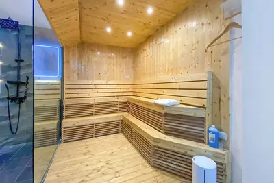Image de Studio w/ Bathtub & Sauna Bench 2hrs