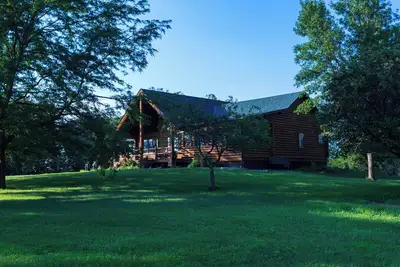Image de Farmstead Lodge: Your Serene Log Cabin Retreat with Ac, WiFi