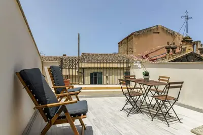 Image de GuestHost - Charming 80 sqm apartment, with mezzanine, for 6 people, located on the 4th floor of a renovated period building. The property is located in the heart of the historic center (Traffic-Restricted Area), between the lively Vucciria market and La