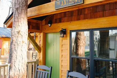 Image de Enchanting Cabin Treehouse Retreat with Fire Pit - Perfect Getaway!