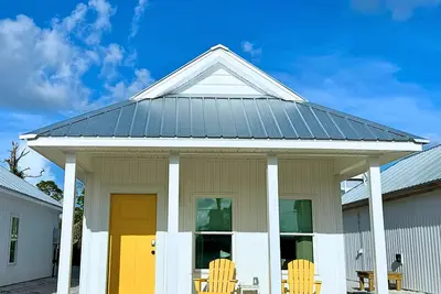 Image de \"Pelican Cottage\" is a pet friendly, 2 bed, 1 1\/2 bath unit accepting 5 guests. Pool Coming 2025!