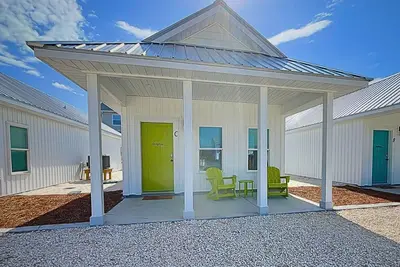 Image de \"Dolphin Cottage\" is a pet friendly, 2 bed, 1 1\/2 bath unit accepting 5 guests. Community Pool.