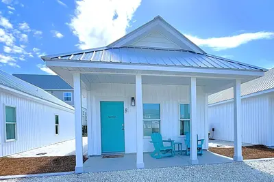 Image de \"Redfish Cottage\" is a pet friendly, 2 bed, 1 1\/2 bath unit accepting 5 guests. Pool Coming 2025!