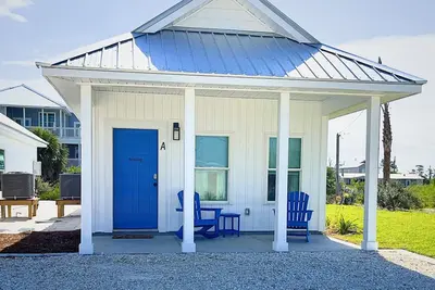 Image de \"Scallop Cottage\" is a pet friendly, 2 bed, 1 1\/2 bath unit accepting 5 guests. Pool Coming 2025!