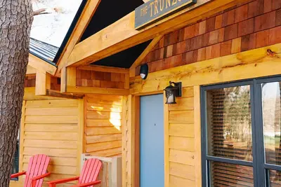 Image de Enchanting Cabin Treehouse Retreat with Fire Pit - Perfect Getaway!