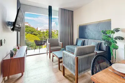 Image de Luxury condo with resort amenities, balcony, and WiFi